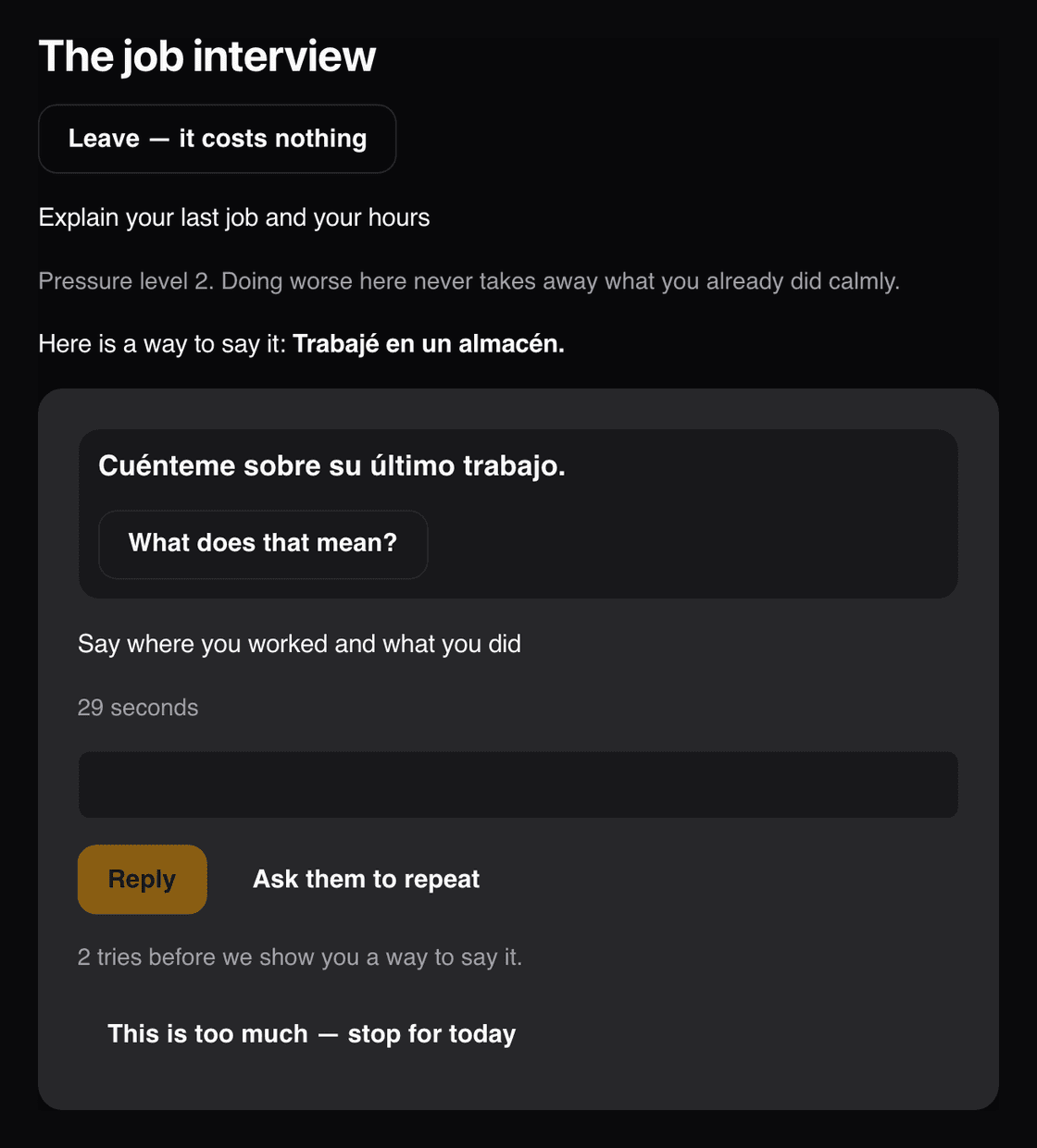 A Voxara job interview mission in Spanish. The interviewer asks about the learner's last job, the learner types a reply, and the screen shows pressure level 2 with a way to leave at no cost.